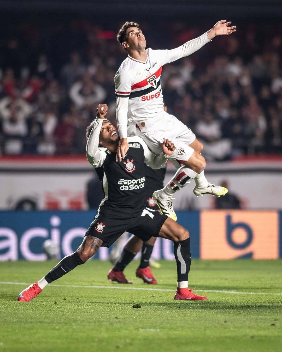 伦纳德为球队走出低谷,带领球队取得连胜三次 伦纳德为球队走出低谷,带领球队取得连胜三次