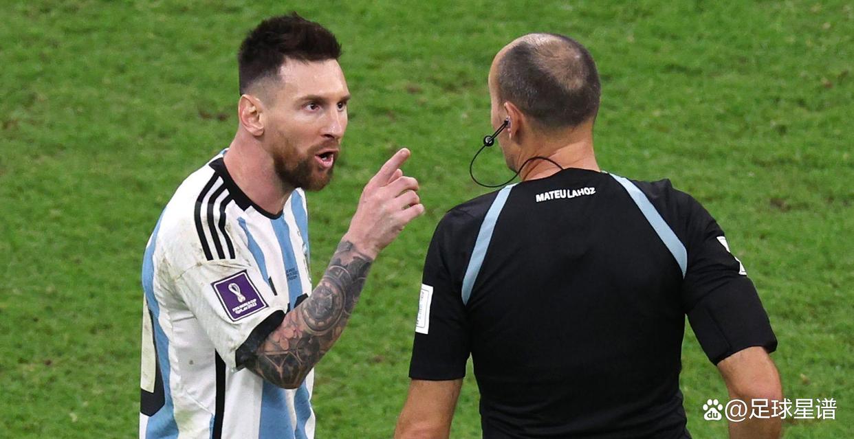 针对足球场突发情况作为裁判应该怎么处理