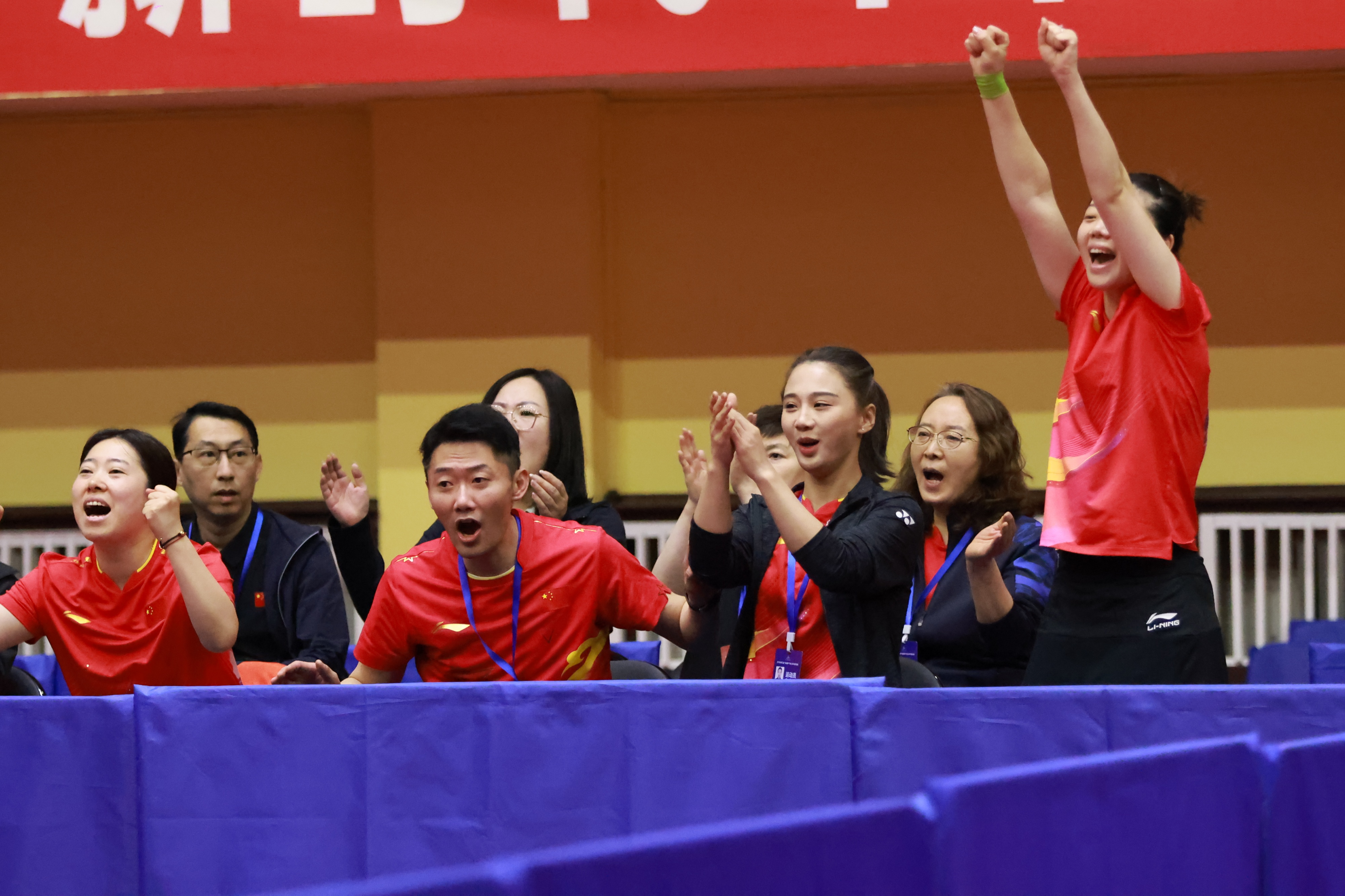 关于运动员们在场上展现出色的领导才能和团队协作精神的信息