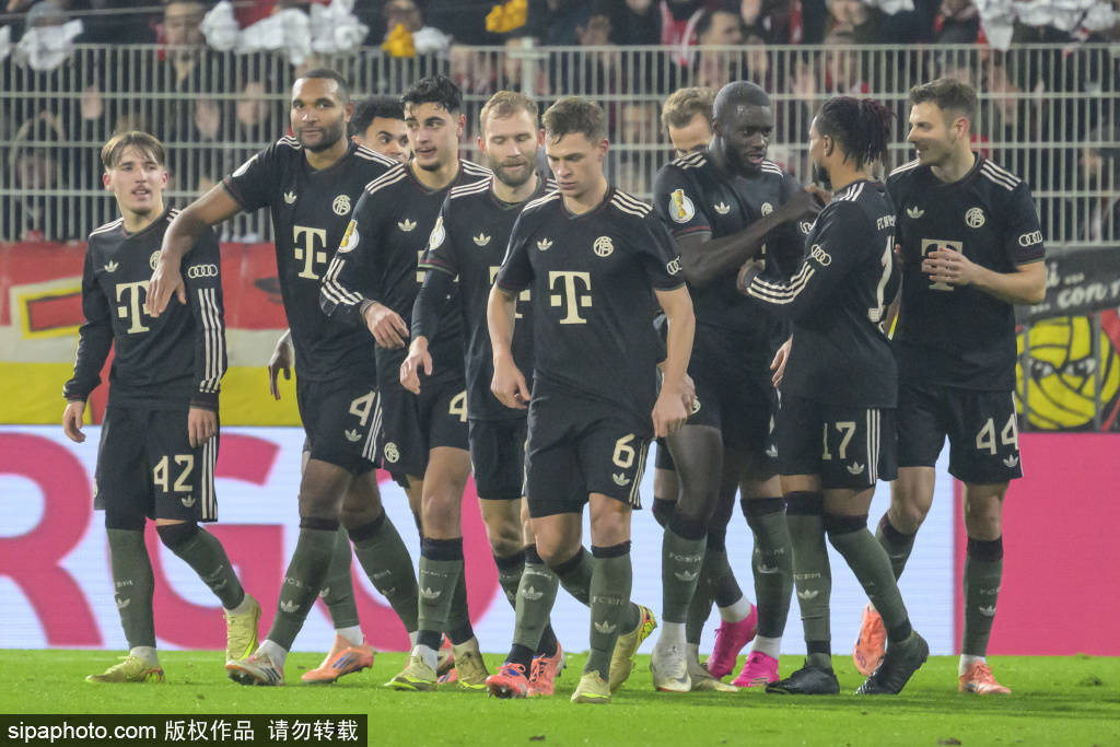 沙尔克新士兵亮相,球迷探望训练是哪一集 沙尔克新士兵亮相,球迷探望训练是哪一集